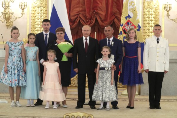 Путин предложил поддержать многодетные семьи, какие законопроекты уже предусмотрены