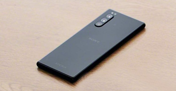 Компания Sony представила новый телефон с огромной камерой Xperia Pro-I