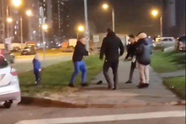 Полиции удалось задержать трех нападавших на отца с ребенком
