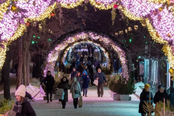 Когда начнется демонтаж новогодних украшений в СПб и Москве в 2022 году