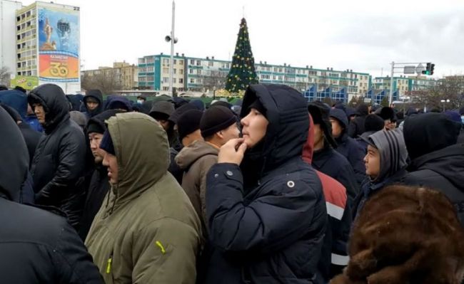 Люди выходят на митинги из-за повышения цен на газ в Казахстане, что известно на 5 января 2022 года