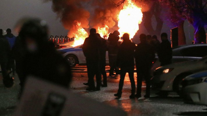 Люди выходят на митинги из-за повышения цен на газ в Казахстане, что известно на 5 января 2022 года